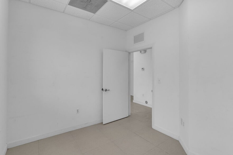 More Photos Of 7900-7930 NW 71st St, Miami Warehouse For Lease