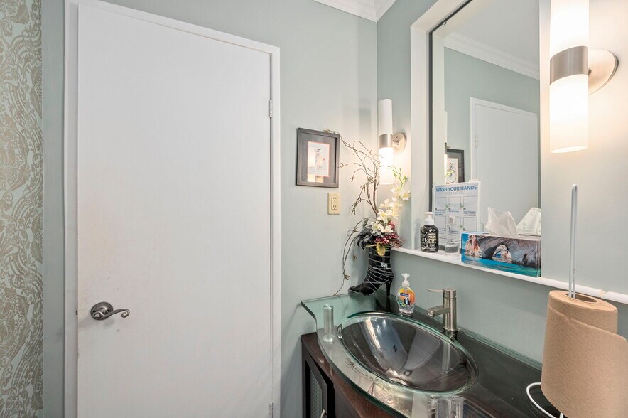 More Photos Of 227 Colborne St, Port Stanle Office For Sale