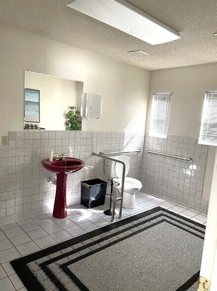 More Photos Of 930 W Newgrove St, Lancaster Office For Lease