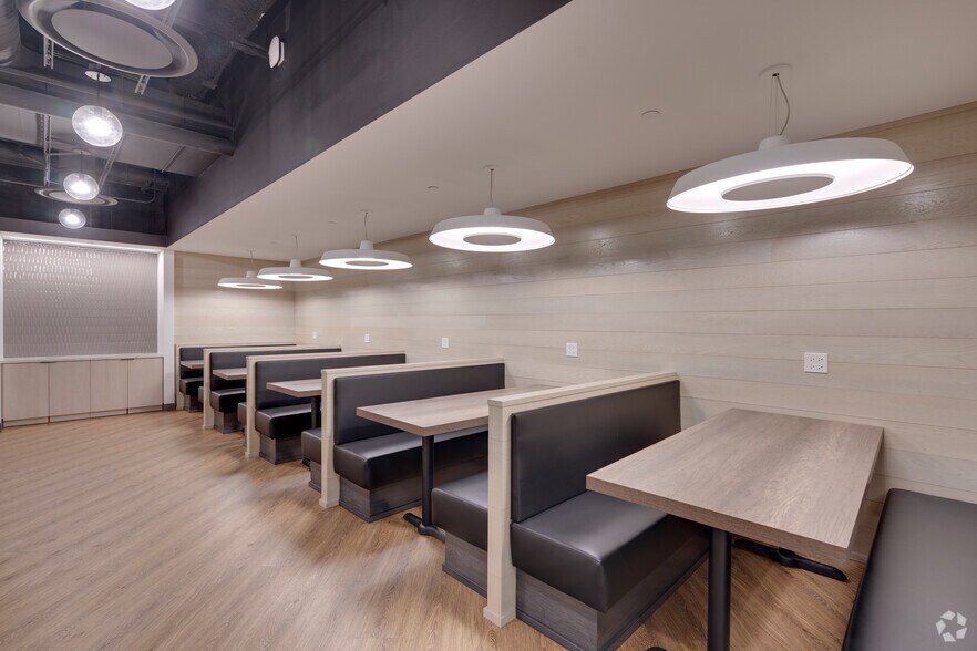 More Photos Of 2021 Spring Rd, Oak Brook Office For Lease