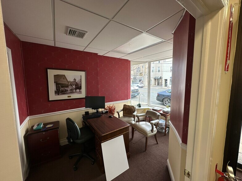 More Photos Of 2090 Boston Post Rd, Larchmont Office For Lease