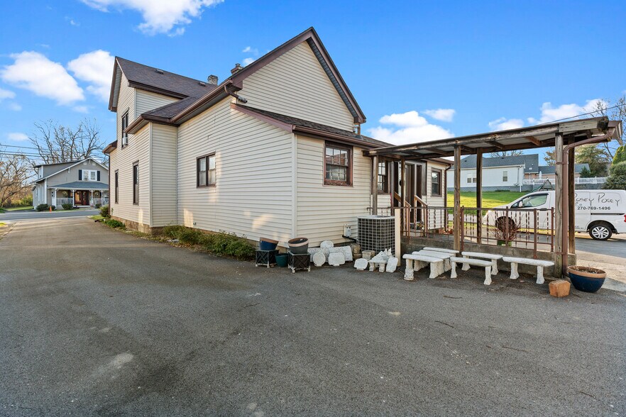 More Photos Of 223 Helm St, Elizabethtown General Retail For Sale