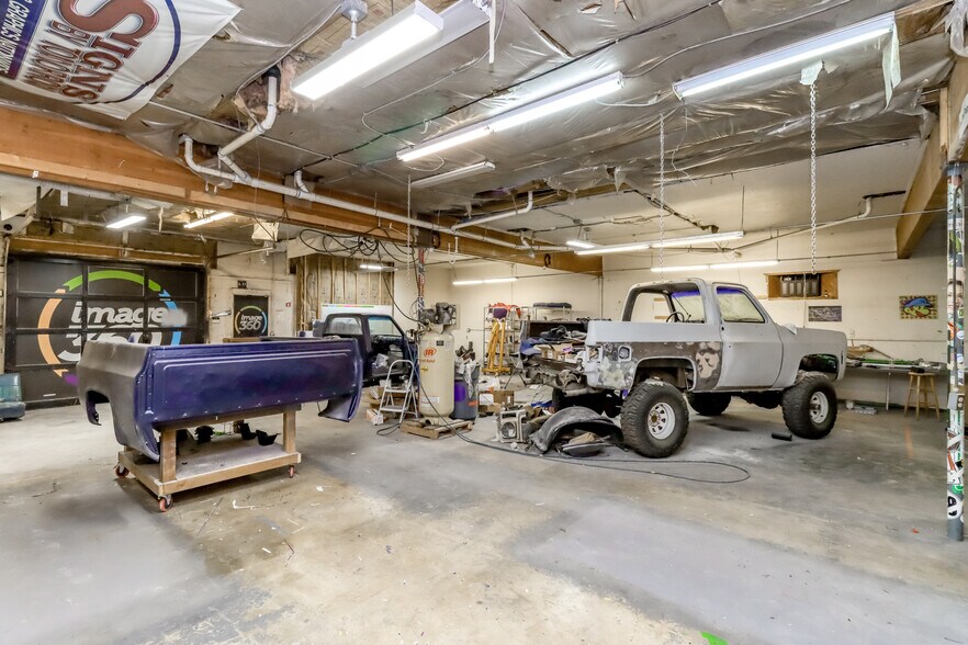 More Photos Of 3838 S Warner St, Tacoma Flex For Lease