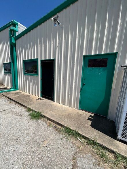 More Photos Of 440 N Broadway St, Joshua Manufacturing For Lease