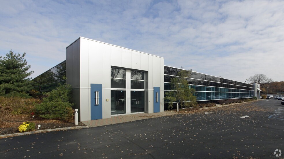 More Photos Of 100 Sunnyside Blvd, Woodbury Office For Lease