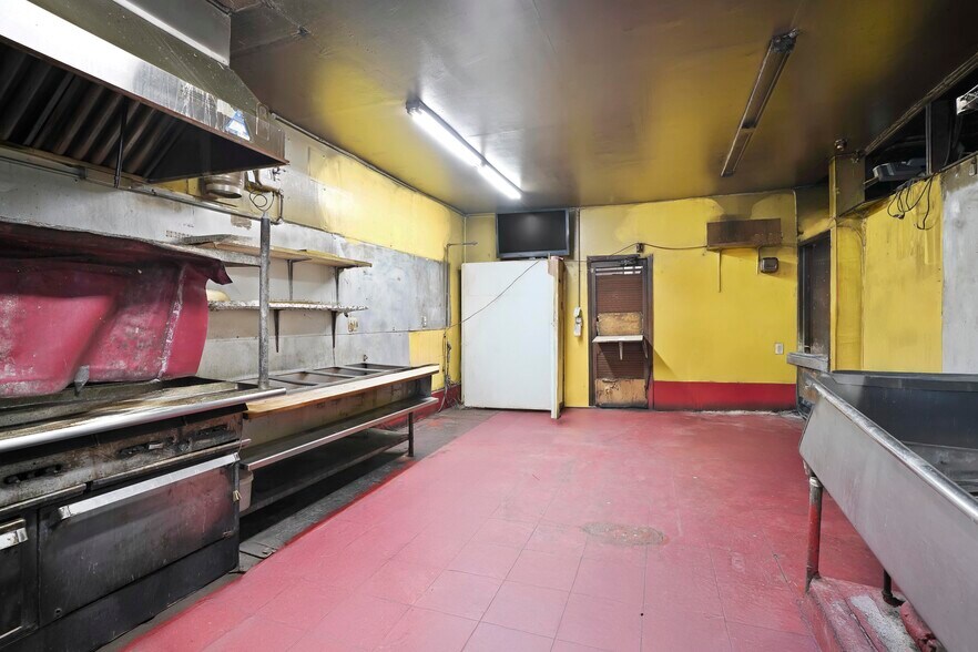 More Photos Of 5013 Avenue D, Brooklyn General Retail For Sale