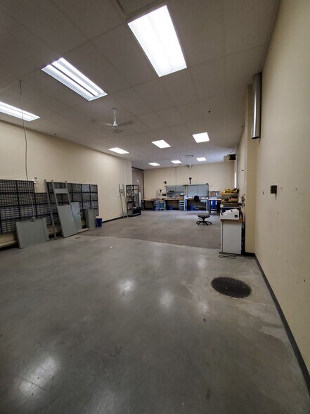 More Photos Of 875 Boul Charest O, Québec Office For Sale