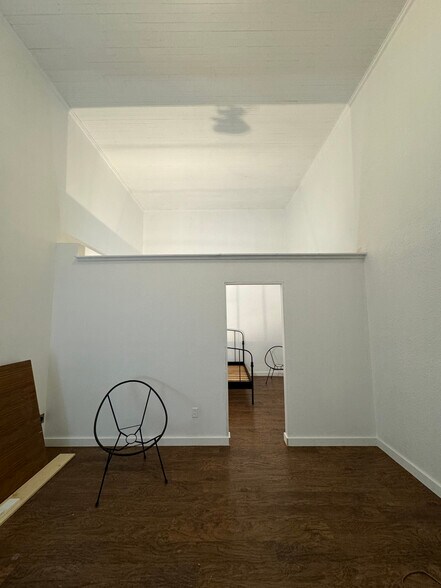 More Photos Of 119 W 2nd St, Taylor Showroom For Lease