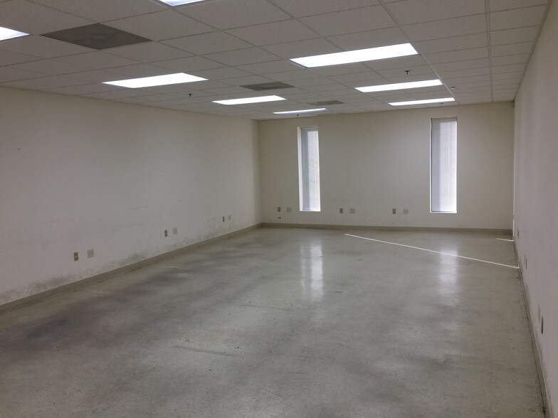 More Photos Of 408 Coles Cir, Salisbury Warehouse For Lease