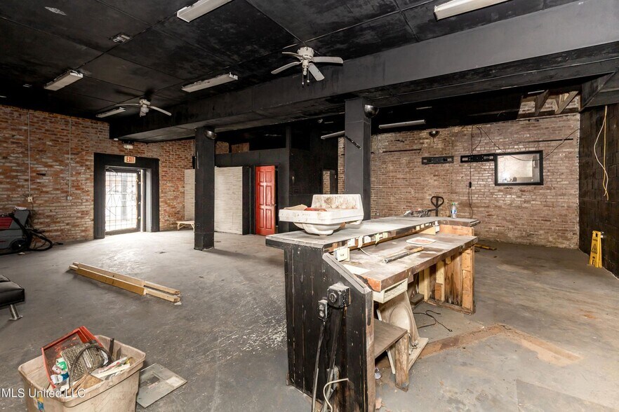 More Photos Of 4914 Main St, Moss Point Storefront For Sale