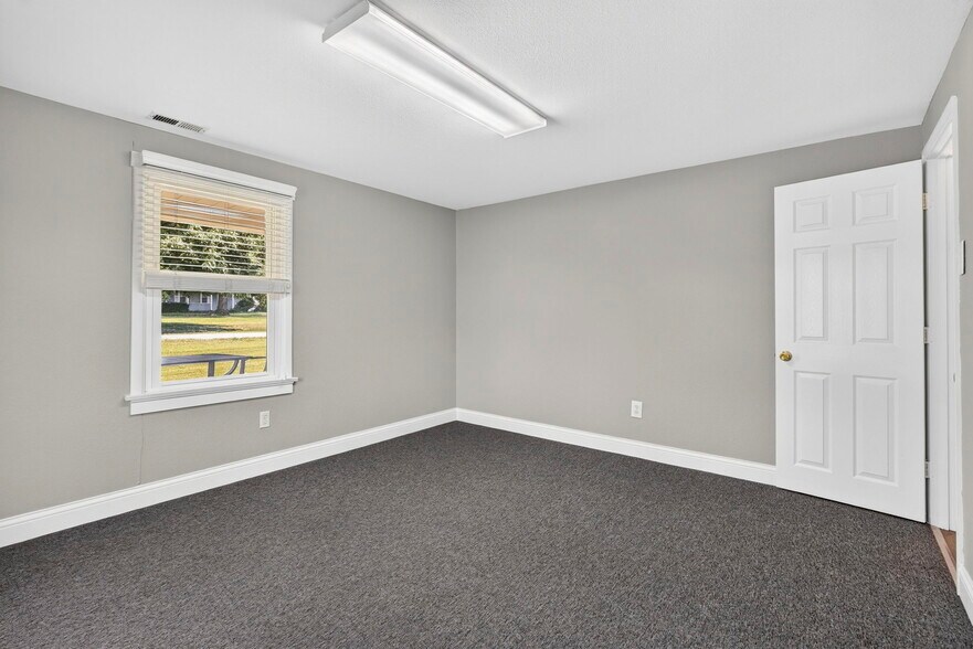 More Photos Of 9 Mingo Ln, Lake Saint Louis General Retail For Lease