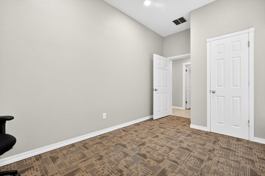 More Photos Of 2400 Tee Cir, Norman Medical For Lease