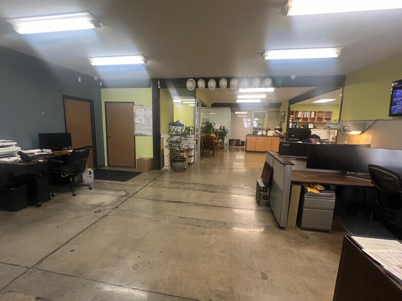 More Photos Of 709-711 W Ivy St, Glendale Warehouse For Lease