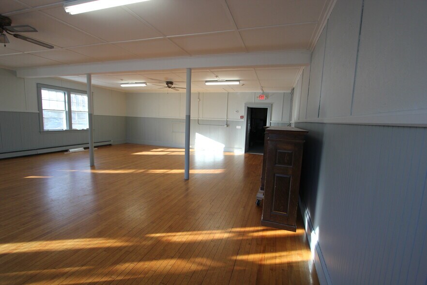 More Photos Of 8 Court St, Uxbridge Loft Creative Space For Lease