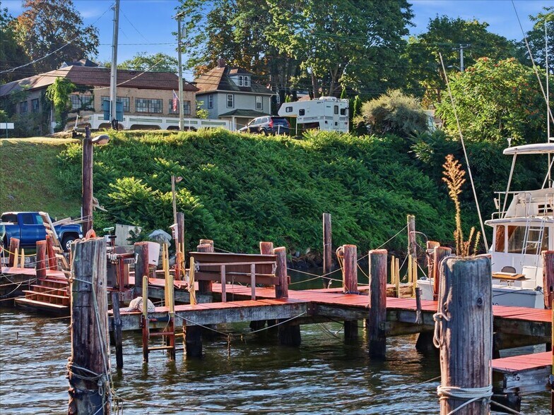 More Photos Of 53 Thames St, Groton Marina For Sale