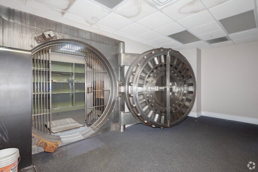 More Photos Of 931 Noble St, Anniston Office For Sale