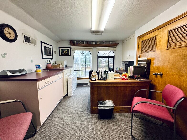 More Photos Of 2036 Railroad Ave, Redding Office For Sale