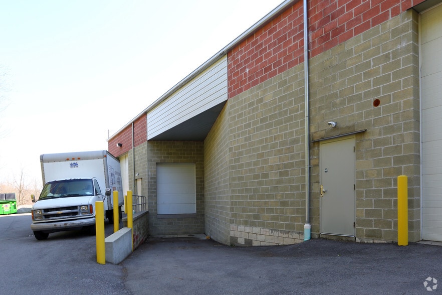 More Photos Of 727 E Turkeyfoot Lake, Akron Light Distribution For Lease