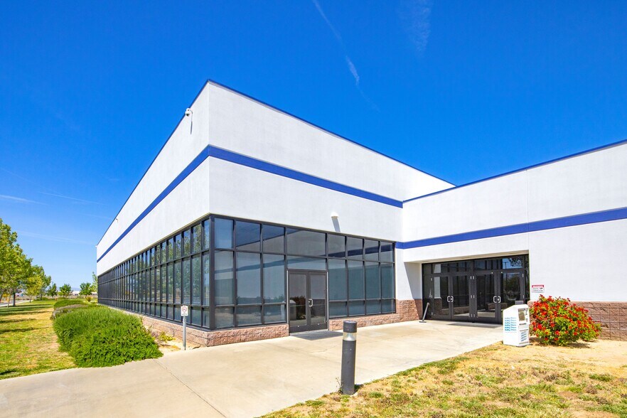 More Photos Of 2801 W Avenue H, Lancaster Distribution For Lease