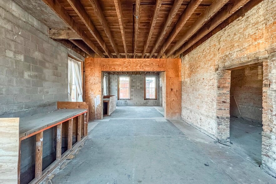 More Photos Of 706 N Main St, Columbia Office Residential For Sale