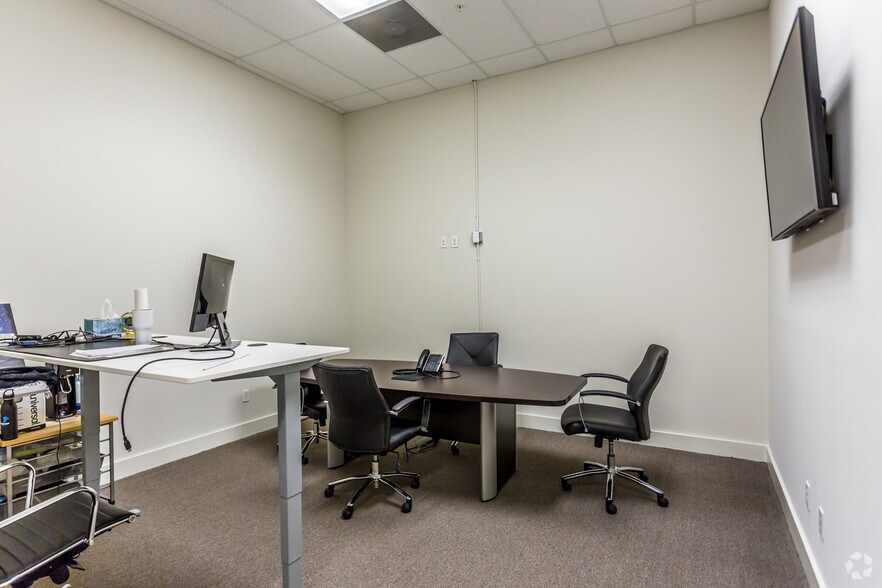 More Photos Of 304 Heritage Dr, Oxford General Retail For Sale