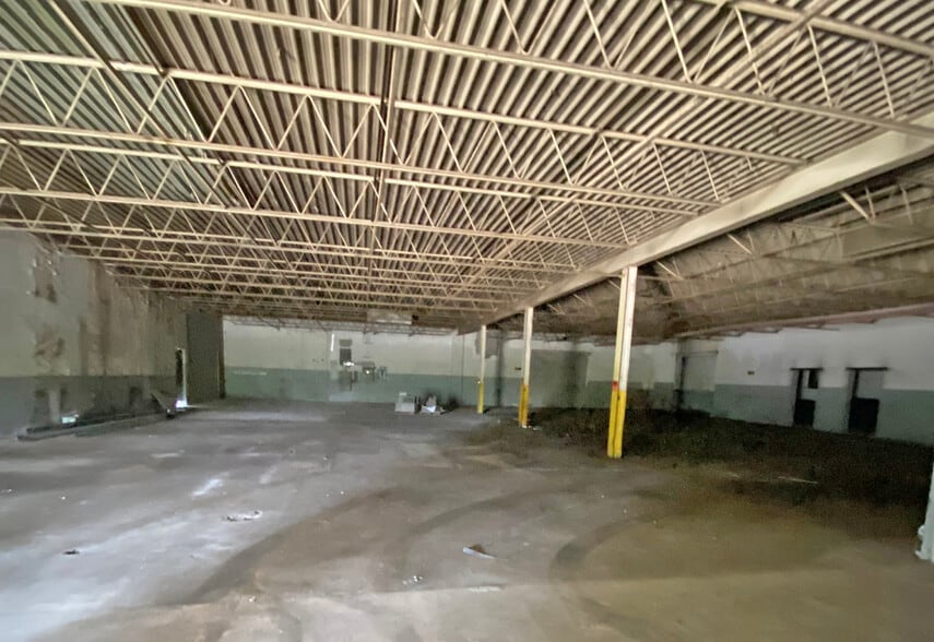 More Photos Of 22778 Globe Ave, Warren Warehouse For Lease