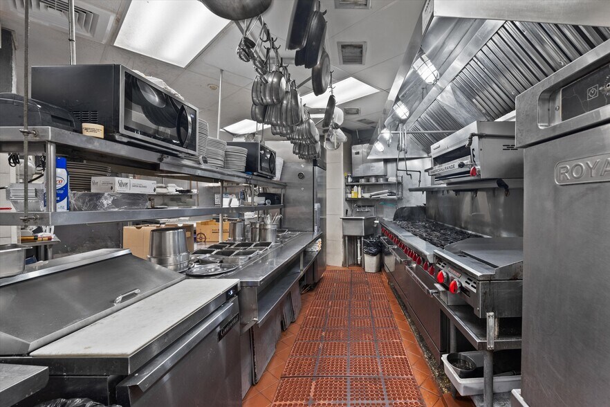 More Photos Of 514 NW Dixie Hwy, Stuart General Retail For Sale