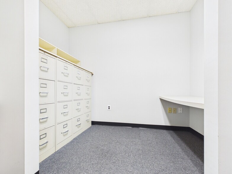 More Photos Of 305 Commerce Dr, Exton Light Manufacturing For Sale