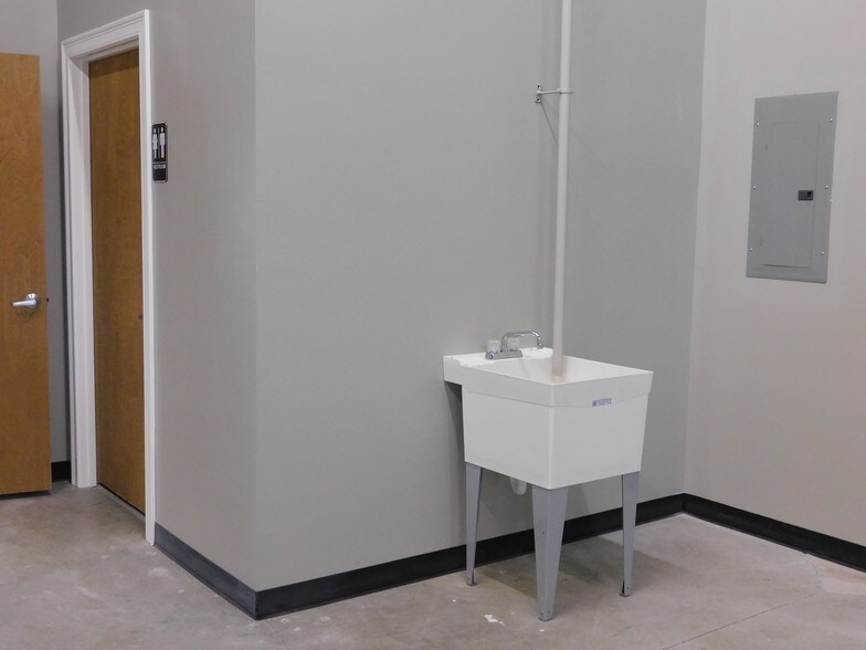 More Photos Of 4 Candy Ln, Hudson Warehouse For Lease