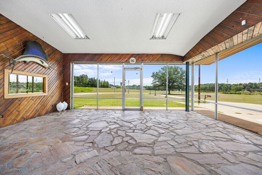 More Photos Of 504 S Harper Rd, Corinth Showroom For Sale