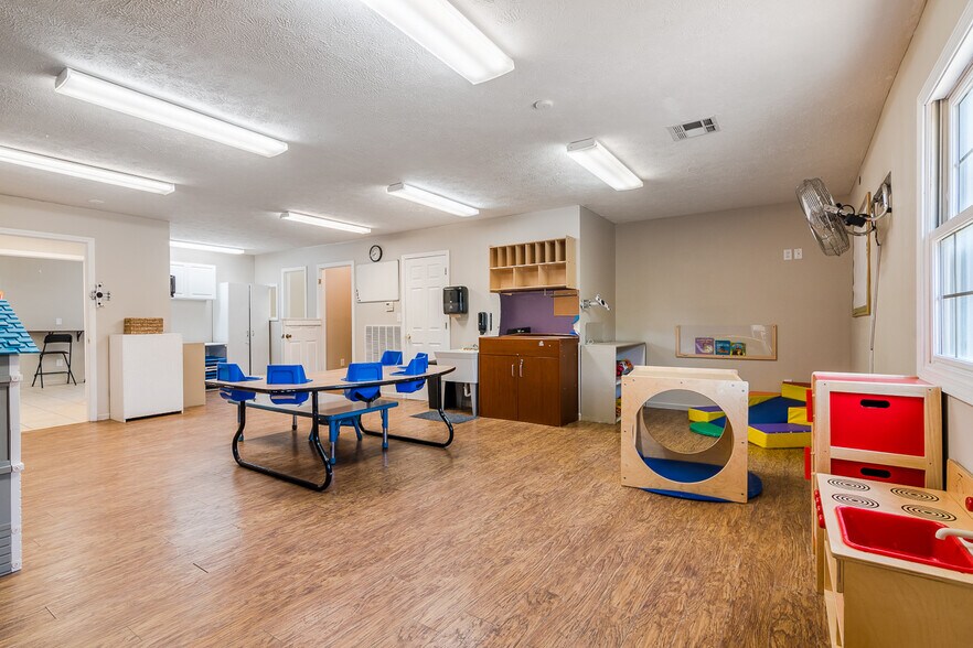 More Photos Of 17656 Old Post Rd, Wamego General Retail For Sale