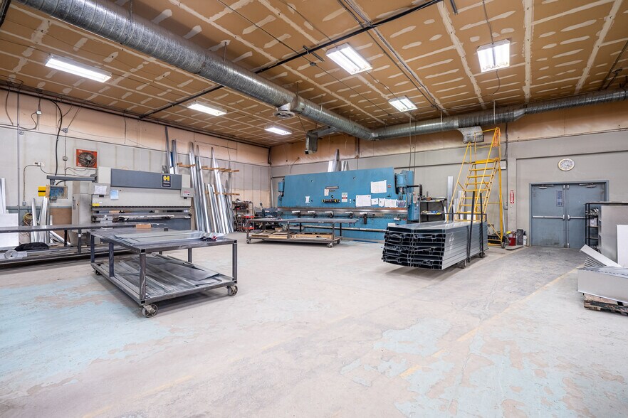 More Photos Of 4702 40 Av, Lloydminster Industrial For Lease