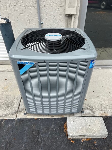 More Photos Of 1925-1963 Barber Rd, Sarasota Warehouse For Sale