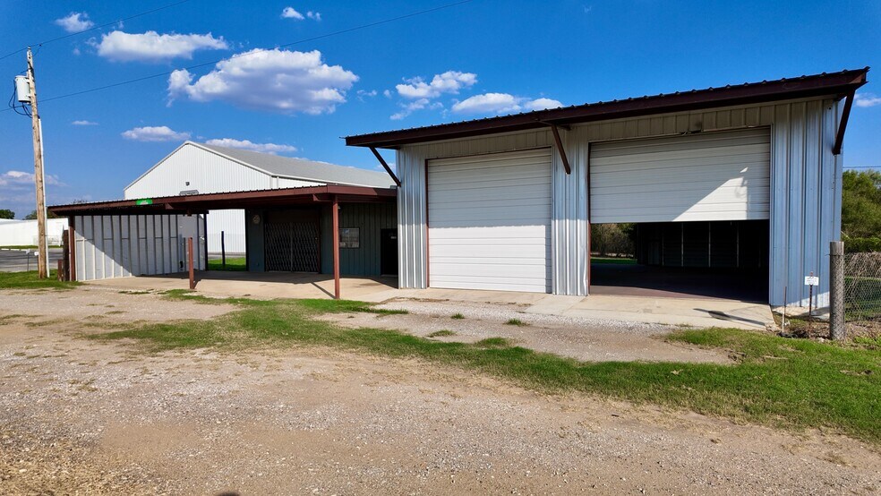 More Photos Of 4060 Interstate 35 N, Natalia Auto Repair For Sale