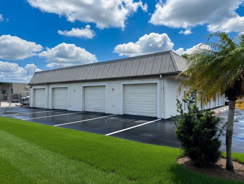 More Photos Of 5701 Houchin St, Naples Light Manufacturing For Lease