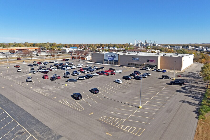 More Photos Of 1815 Lincoln Way, Clinton Freestanding For Lease