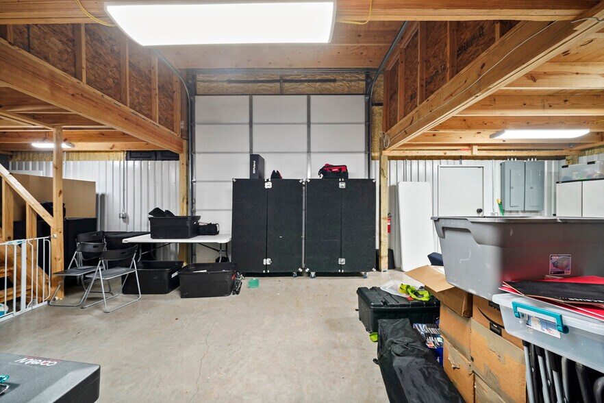 More Photos Of 12726 Moon Rd, Willis Loft Creative Space For Sale