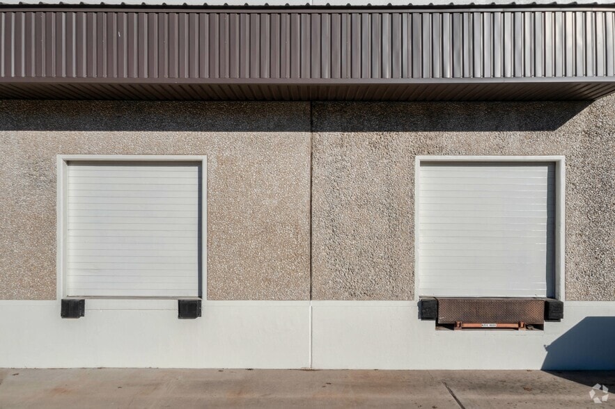 More Photos Of 10203 Corkwood Rd, Dallas Distribution For Lease