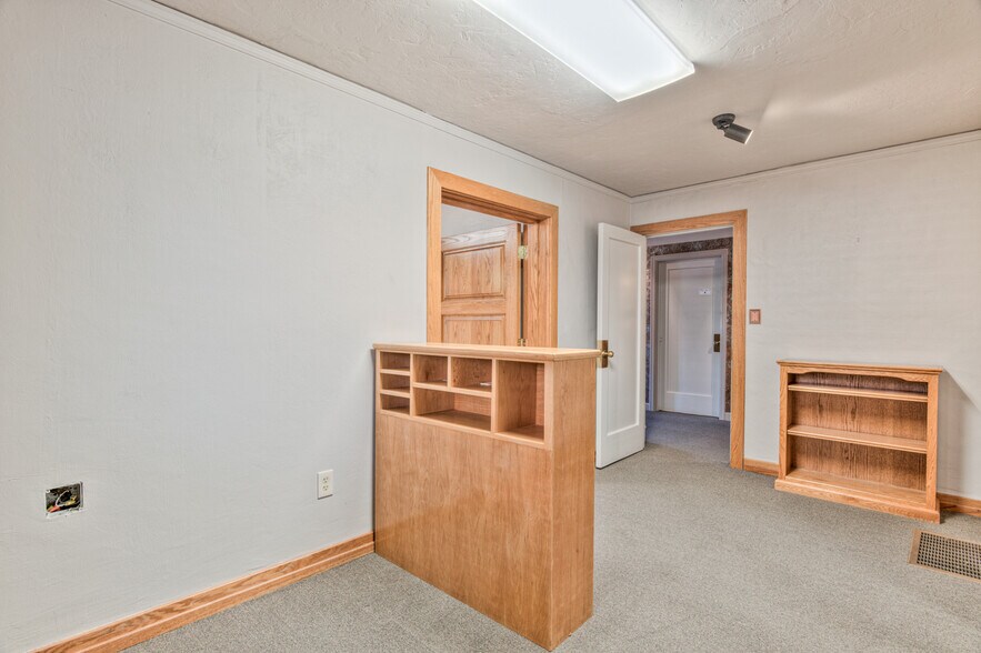 More Photos Of 160 NW Irving Ave, Bend Office Residential For Lease