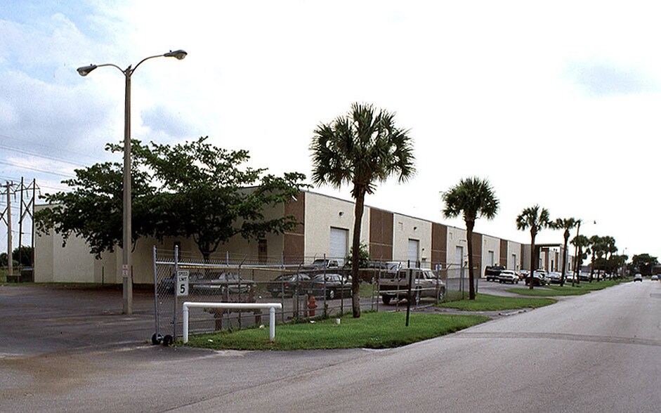 More Photos Of 1205-1421 Hill Ave, Mangonia Park Warehouse For Lease