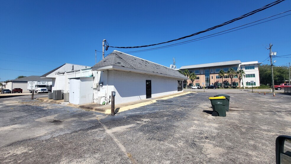 More Photos Of 50 Eglin Pky, Fort Walton Beach Freestanding For Sale