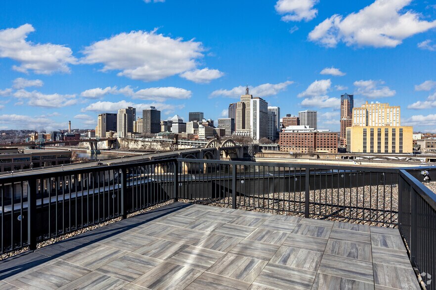 More Photos Of 10 River Park Plz, Saint Paul Office For Lease