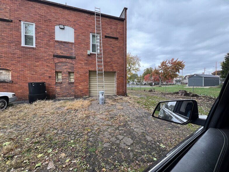 More Photos Of 715 State Ave NE, Massillon Flex For Lease