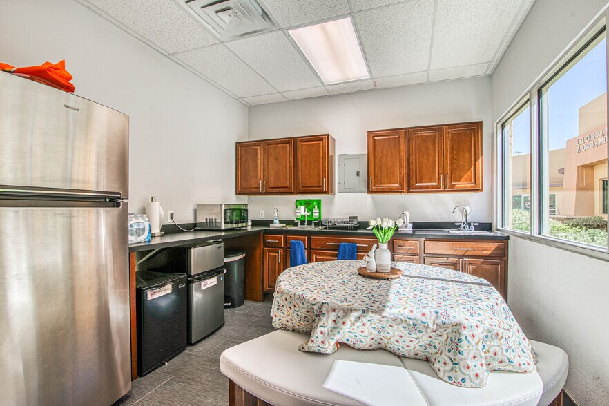 More Photos Of 550 S Mesa Hills Dr, El Paso Medical For Lease