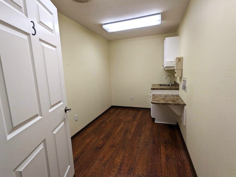 More Photos Of 214 S Burnside Ave, Gonzales Medical For Lease