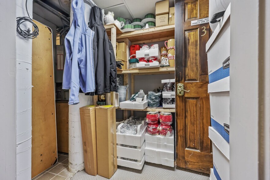 More Photos Of 6 N Water St, Greenwich Freestanding For Sale