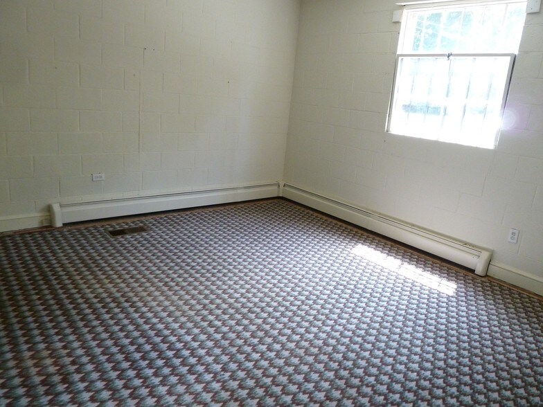 More Photos Of 910 Edgefield St, Greenwood Light Distribution For Sale