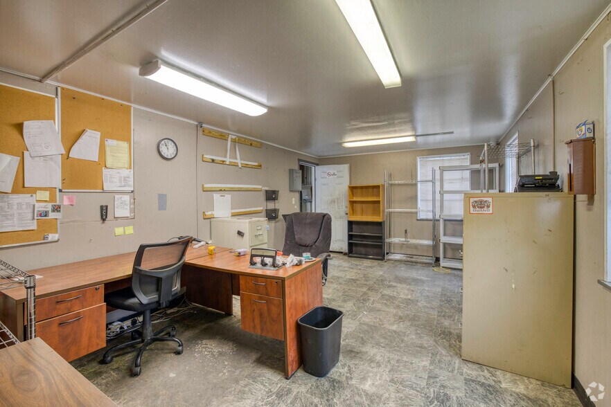 More Photos Of 9516 E Dr Martin Luther King Blvd, Tampa Warehouse For Lease