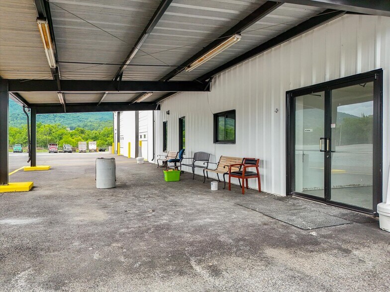 More Photos Of 1062 Mountain View Church Rd, Blue Ridge Flex For Lease