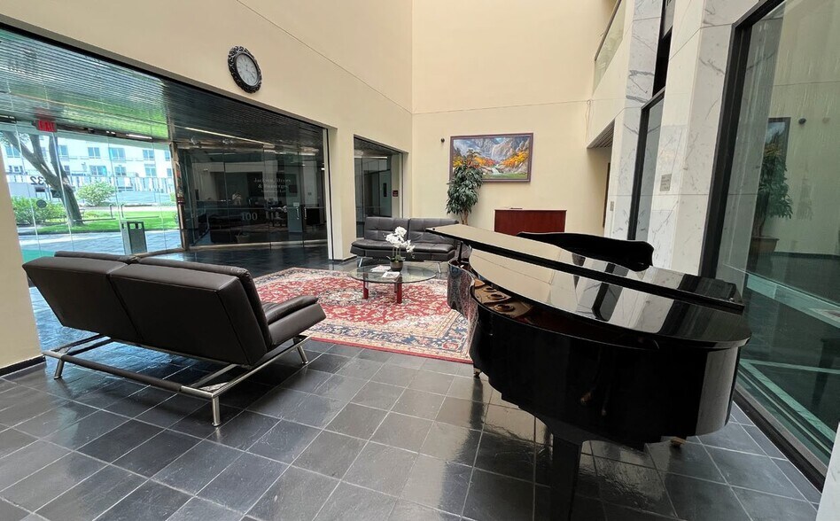 More Photos Of 9432 Katy Fwy, Houston Office For Lease